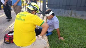 Socorristas auxiliaron al hombre, luego de ser atropellado. Foto EDH / Cortesía Comandos de Salvamento.
