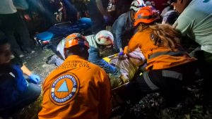 Elementos de Protección Civil atendieron a las personas lesionadas y las trasladaron a hospitales. Foto EDH / Cortesía Protección Civil.