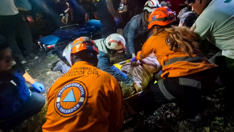 Elementos de Protección Civil atendieron a las personas lesionadas y las trasladaron a hospitales. Foto EDH / Cortesía Protección Civil.