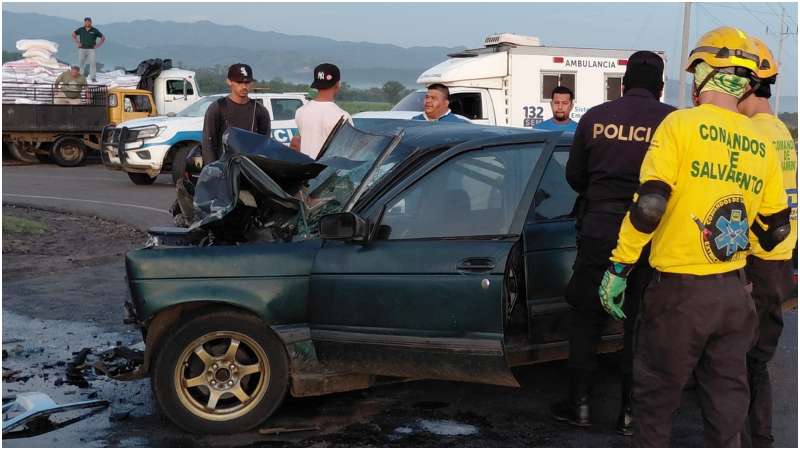 Algunos curiosos se bajaron a ver qué había pasado. Foto / Cortesía Comandos de Salvamento