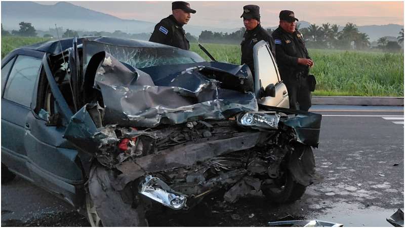 La víctima quedó prensada en este vehículo. Foto / Cortesía Comandos de Salvamento