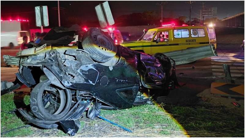 Así quedó un carro tras volcar en el redondel Claudia Lars. Foto / Cortesía Comandos de Salvamento