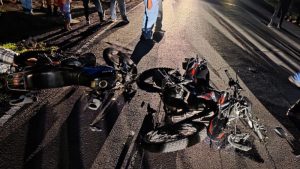 Motocicletas en las que viajaban las tres víctimas quedaron en mitad de la carretera. Foto: Comandos de Salvamento