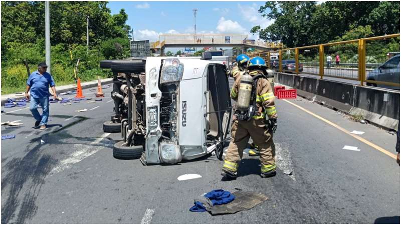 En el camión llevaban cajas para poner huevos las cuales quedaron esparcidas en la carretera. Foto / Cortesía 