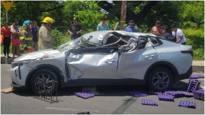 Así quedó la camioneta tras el choque. Foto / Cortesía Comandos