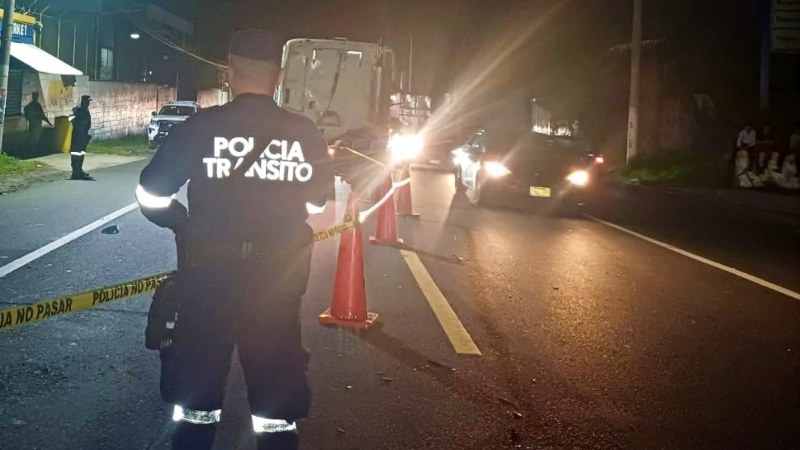 Policía de Tránsito en el lugar en el que murió un motociclista tras ser atropellado por el conductor de un cabezal. Foto: PNC