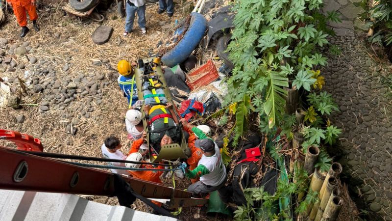 El hombre fue rescatado por instituciones de primera respuesta. Foto EDH / Cortesía Cruz Verde Salvadoreña.