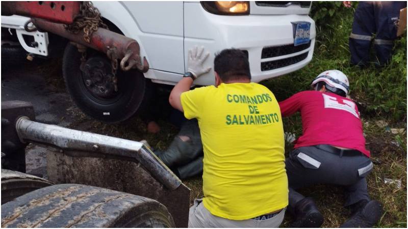 Momento en que los socorristas intentan sacar el cadáver de la víctima. Foto / Cortesía