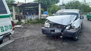 El pick up fue retirado del área del puente con la que chocó. Foto: Cruz Verde Salvadoreña