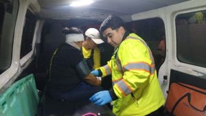 Socorristas vendaron todas sus heridas y la trasladaron de urgencia al hospital. Foto EDH / Cortesía Comandos de Salvamento.