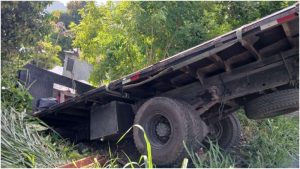 Así quedó uno de los vehículos involucrados en el accidente. Foto / Cortesía PNC