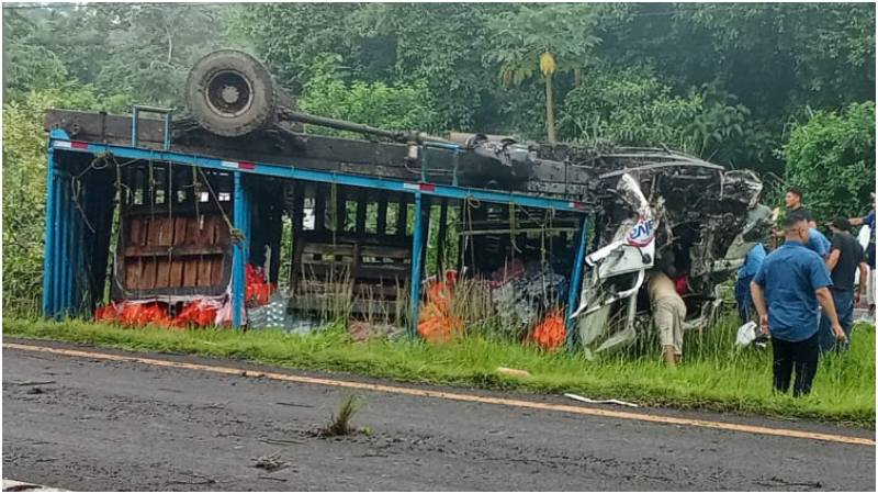 Personas particulares bajaron a auxiliar a los heridos. Foto / Cortesía 