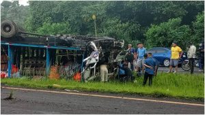 El vehículo con sodas y jugos dio vuelta en el arriate central. Foto / Cortesía