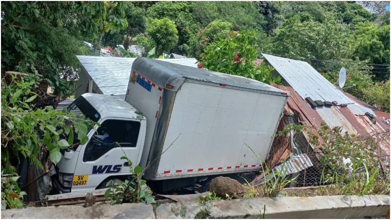 Así quedó el camión tras el percance. Foto / Cortesía