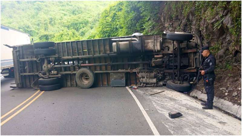 No hubo reportes de heridos solo daños en el camión. Foto / Cortesía PNC
