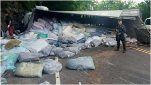 Así quedaron los paquetes con telas tras el vuelco. Foto / Cortesía PNC