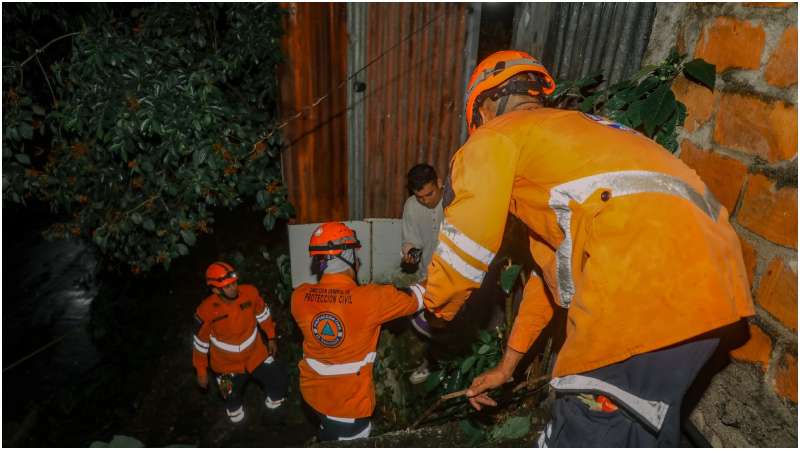 Personal de Protección Civil ayudó a una familia a salir de su casa. Foto / Cortesía