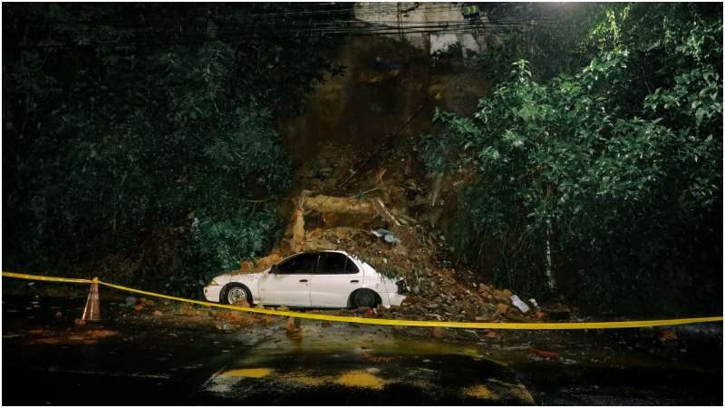 Un carro quedó bajo los escombros. Foto / Cortesía Protección Civil