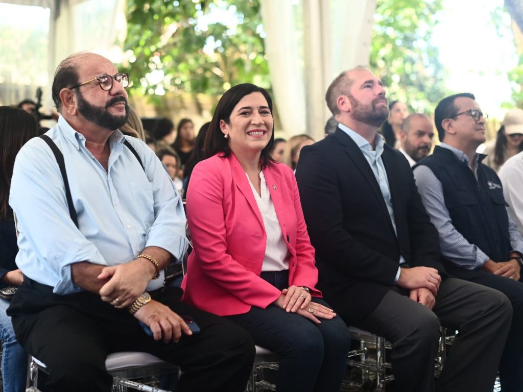 La ceremonia contó con la presencia de autoridades gubernamentales, representantes de la empresa privada