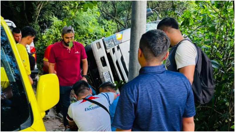 La víctima fue auxiliada por los socorristas. Foto / Cortesía Comandos