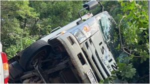 El camión estuvo a punto de caer a un barranco. Foto / Cortesía Comandos