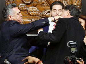 El senador Alejandro Moreno (izq.) del Partido Revolucionario Institucional (PRI) lanza un puñetazo al senador Gerardo Fernández Noroña del Partido Movimiento de Regeneración Nacional (Morena) durante una sesión de la Comisión Permanente del Senado en Ciudad de México el 27 de agosto de 2025. Los senadores mexicanos llegaron a las manos el miércoles tras un acalorado debate sobre supuestas peticiones de la oposición para que Estados Unidos intervenga militarmente contra los carteles de drogas.