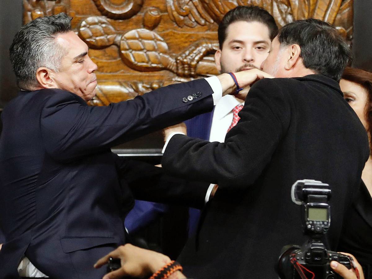 El senador Alejandro Moreno (izq.) del Partido Revolucionario Institucional (PRI) lanza un puñetazo al senador Gerardo Fernández Noroña del Partido Movimiento de Regeneración Nacional (Morena) durante una sesión de la Comisión Permanente del Senado en Ciudad de México el 27 de agosto de 2025. Los senadores mexicanos llegaron a las manos el miércoles tras un acalorado debate sobre supuestas peticiones de la oposición para que Estados Unidos intervenga militarmente contra los carteles de drogas.