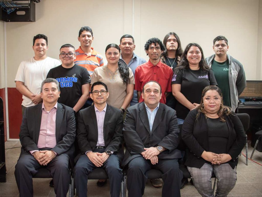 Pasantes campus UGB en Usulután.