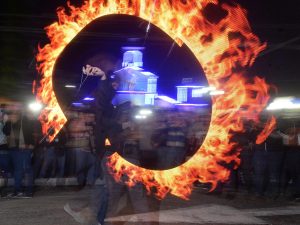 La tradicional batalla de bolas de fuego, protagonizada por los boleros, es centenaria. Fotografía/ archivo