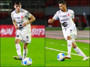 Leonardo Menjívar (Izq.) y Juan Carlos Portillo, de Alianza, durante el duelo contra Plaza Amador. / Fotos X de Alianza