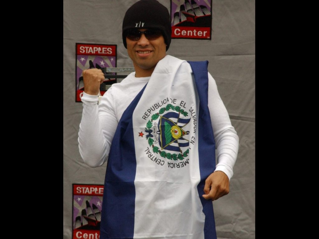 deportes carlos famoso hernandez posa con bandera