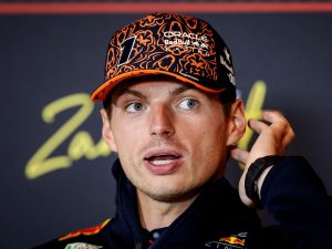 El piloto neerlandés de Red Bull Racing, Max Verstappen, asiste a una conferencia de prensa en el circuito de Zandvoort antes del Gran Premio de los Países Bajos de F1, en Zandvoort, el 28 de agosto de 2025. Fotografía/ AFP