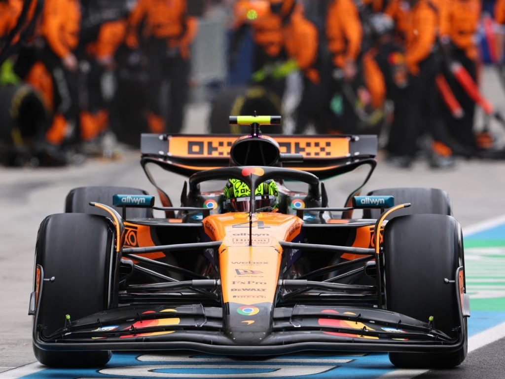 El piloto británico de McLaren, Lando Norris, sale de los boxes durante el Gran Premio de Hungría de Fórmula 1 en el circuito de Hungaroring, en Mogyorod, cerca de Budapest, Hungría, el 3 de agosto de 2025. FOTO/AFP
