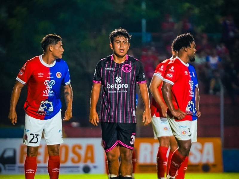 Momento del partido entre FAS y el Inter FA, en el estadio Óscar Quiteño de Santa Ana. / Cortesía Inter FA