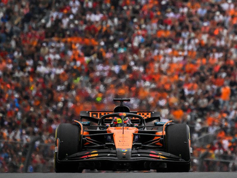 Óscar Piastri ganó el GP de Países Bajos a bordo de su monoplaza McLaren. /AFP