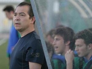 El técnico salvadoreño Antonio Henríquez Granillo en acción durante un partido