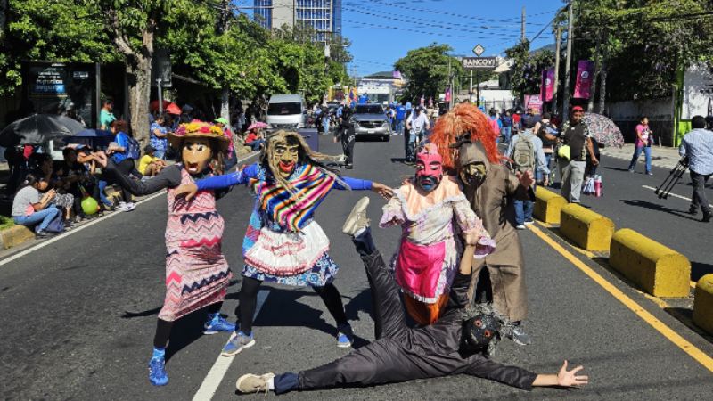 El Desfile del Correo sigue dando alegría.