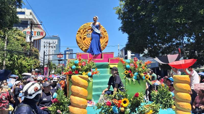 La belleza de las salvadoreñas se lució en las coloridas carrozas.