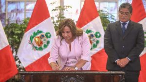 Dina Boluarte firma la ley que da amnistía a policías y militares procesados por hechos enmarcados en un conflicto interno entre 1980 y 2000 Foto: X/@presidenciaperu