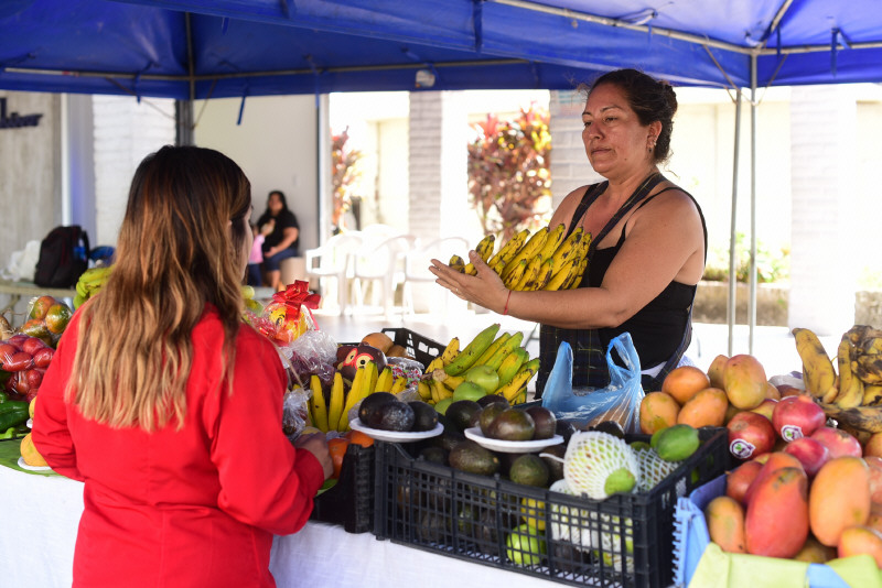 Vendedora ofreciendo sus productos en San Salvador 