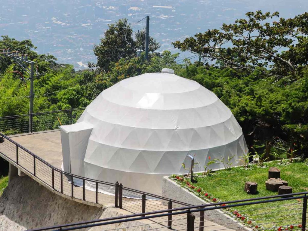 dinero-negocios-domos-volcan