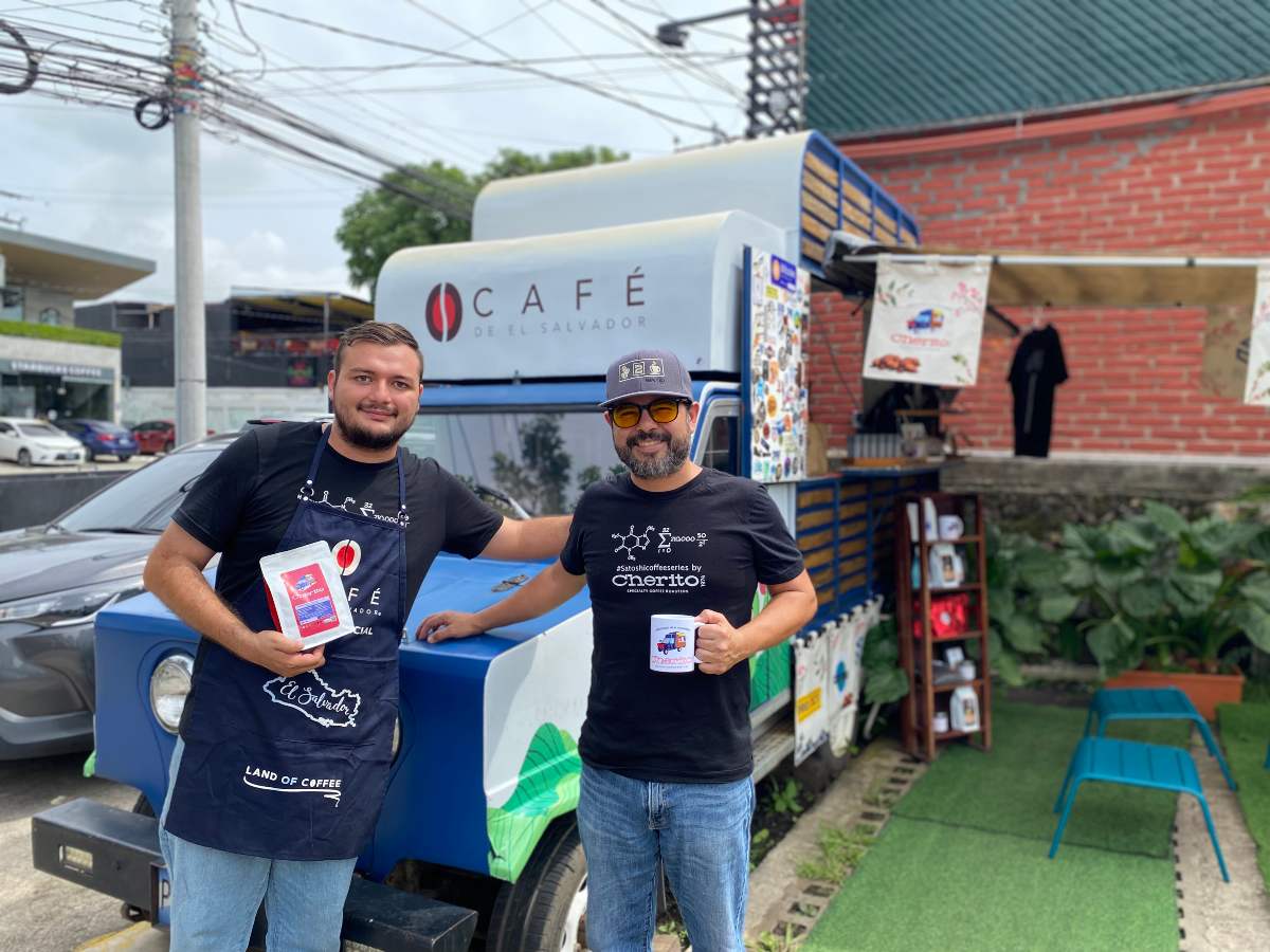 dinero-negocios-jorge-cruz-y-barista-cherito-cafe-17-jpg