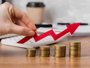 dinero-negocios-mano-que-sostiene-la-flecha-de-crecimiento-con-monedas-jpg.