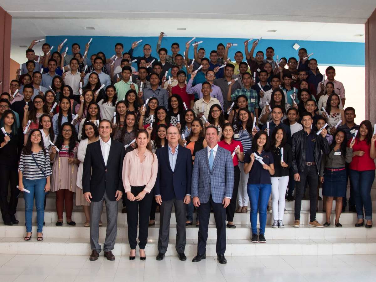 dinero-negocios-ricardo-poma-familia-entrega-becas