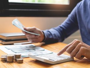 Imagen que ilustra dinero, finanzas entorno a un buen récord crediticio