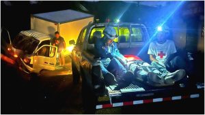 Momento en que las víctimas son llevadas al hospital. Foto / Cortesía Cruz Roja