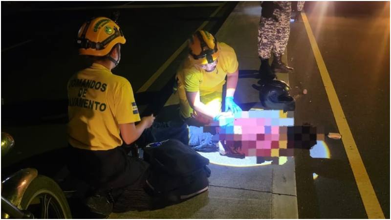 Momento en que uno de los hombres es atendido por los socorristas. Foto / Cortesía Comandos 