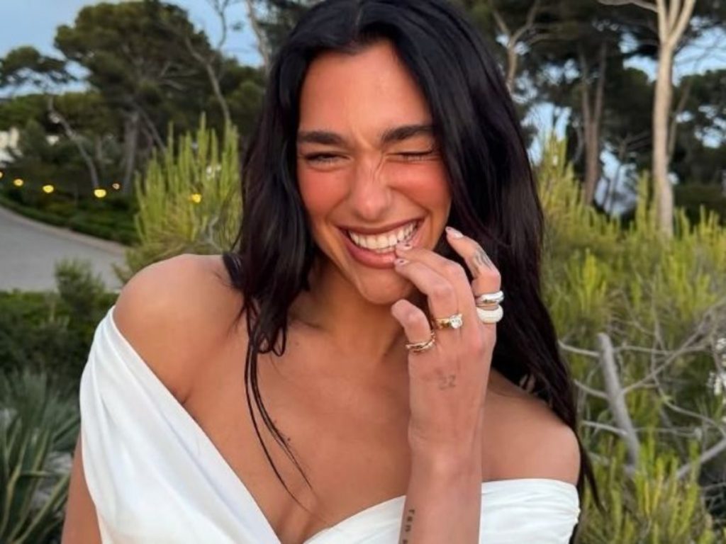 Dua Lipa mostrando su anillo de compromiso