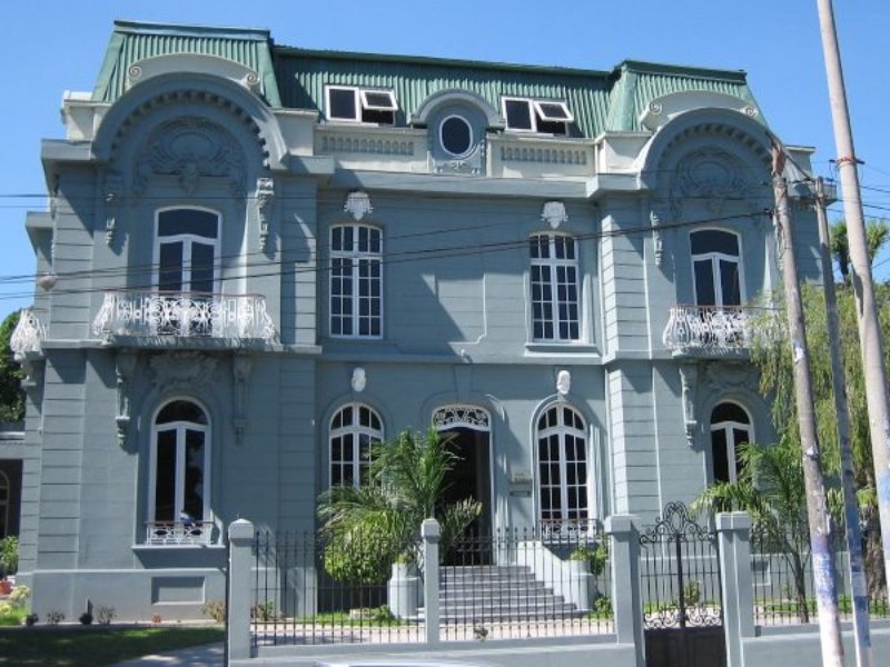 Aspecto de la Casa Dueñas en junio de 2004, tras su restauración y remodelación.