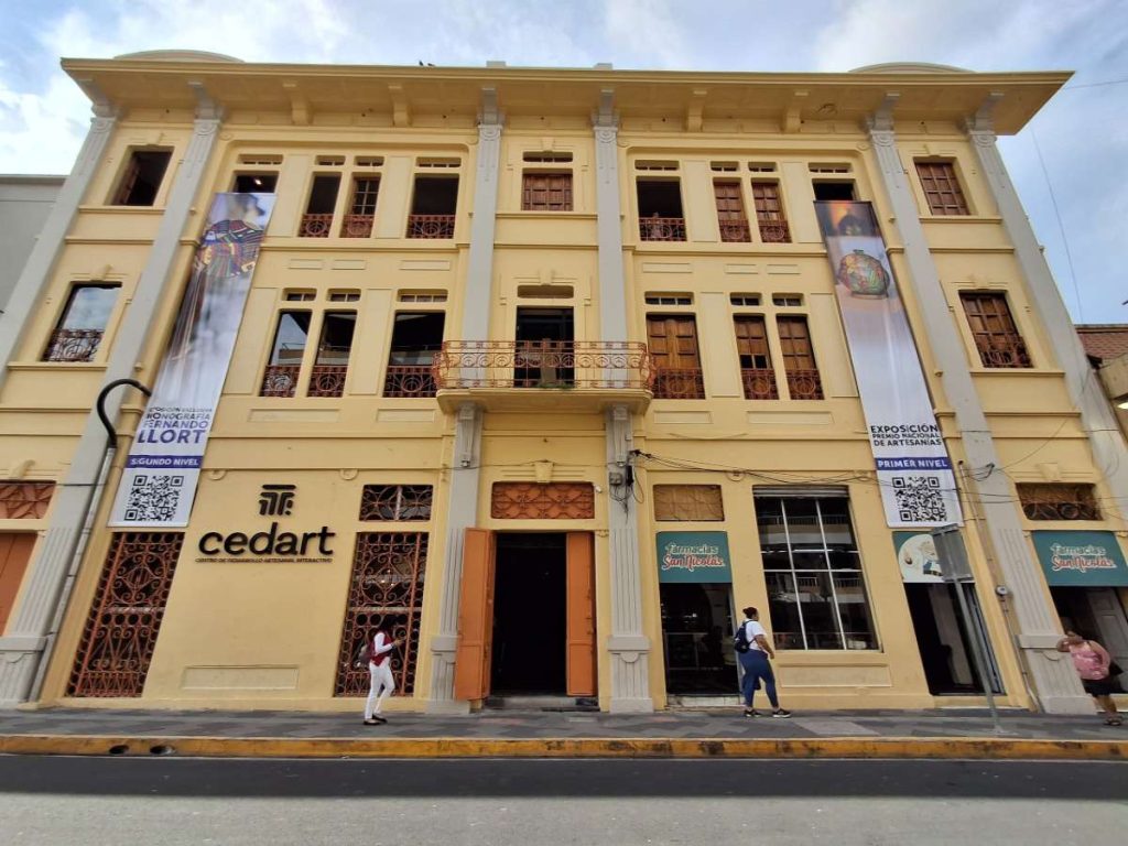 CEDART Interactivo en el Centro Histórico de San Salvador, museo que combina arte salvadoreño y tecnología.